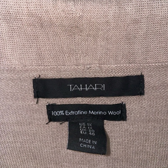 Tahari- Tan lightweight sweater 

Extra fine Marino wool
Size 1x
Tan
Gen… - Picture 2 of 5
